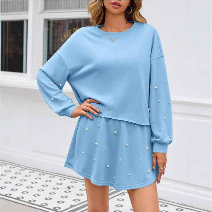 Dame nan perlebesat Sweat-Set med overskudt sweater og udstillet miniskørt Skovae