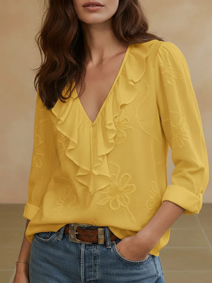 Damernes elegante bluse med flæser og floral broderet mønster Skovae