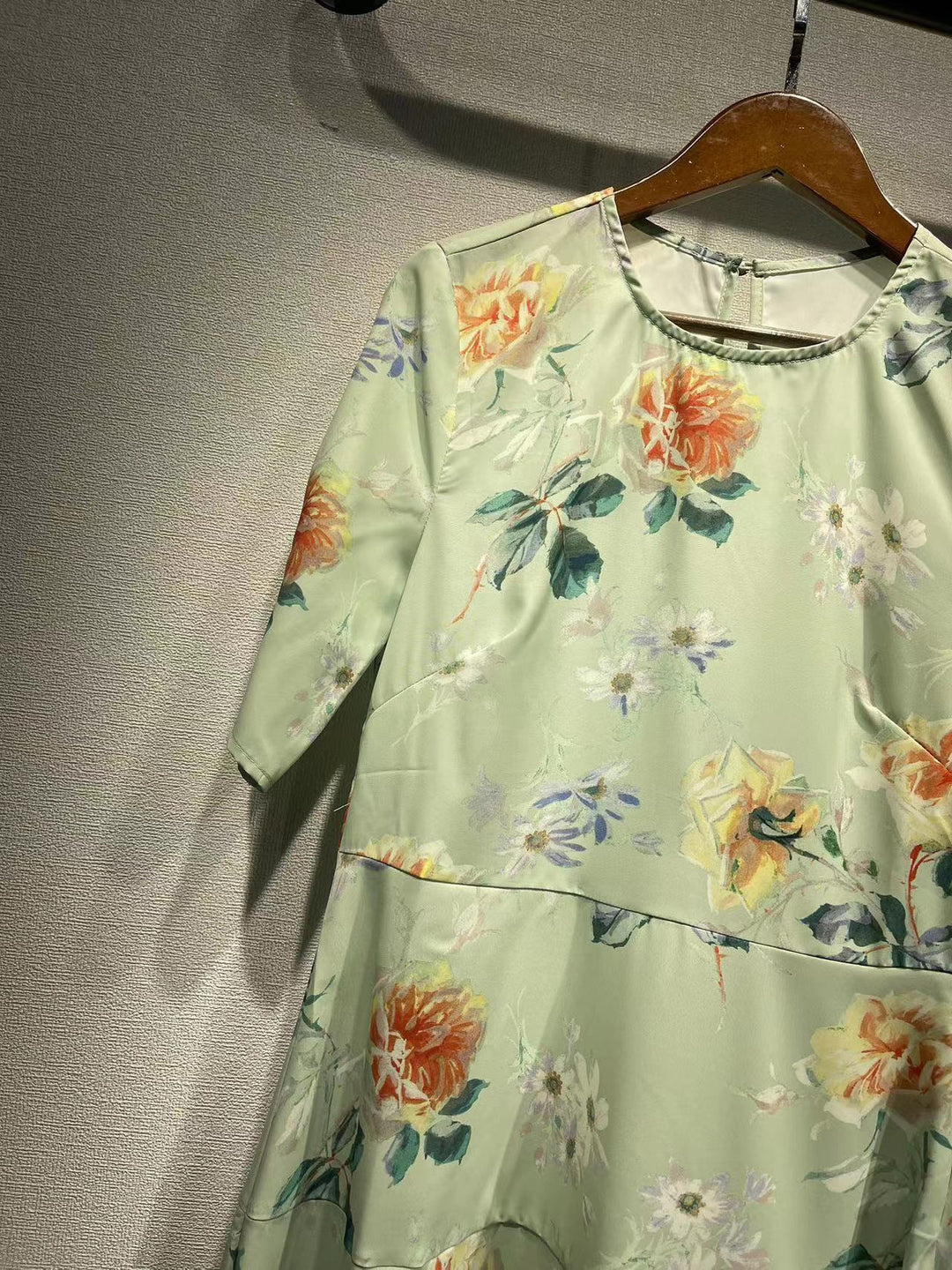 Dame Midi-kjole med blomsterdesign og elegant snit Stilla