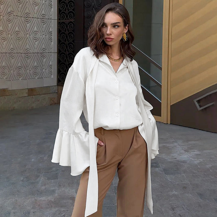 Damebluse med voluminøse ærmer og elegante bindebånd Stilla