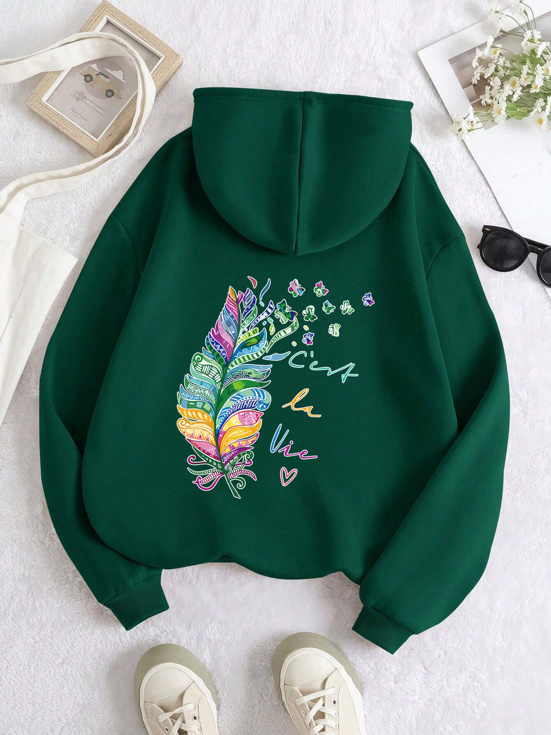 Kvinders casual hoodie med farverigt fjerdesign og inspirerende tekst Stilla
