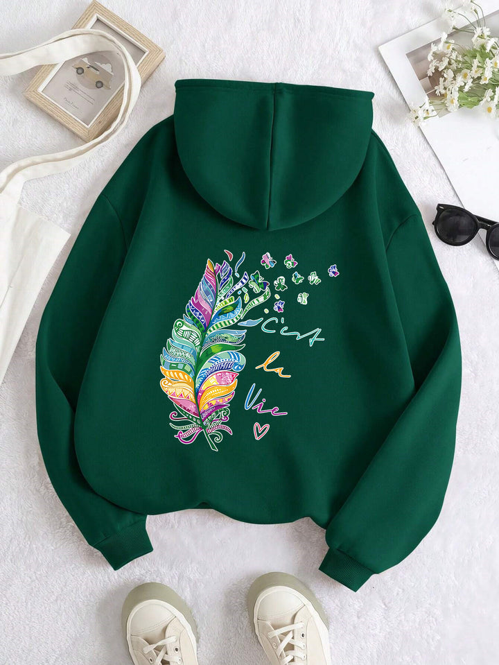 Kvinders casual hoodie med farverigt fjerdesign og inspirerende tekst Stilla