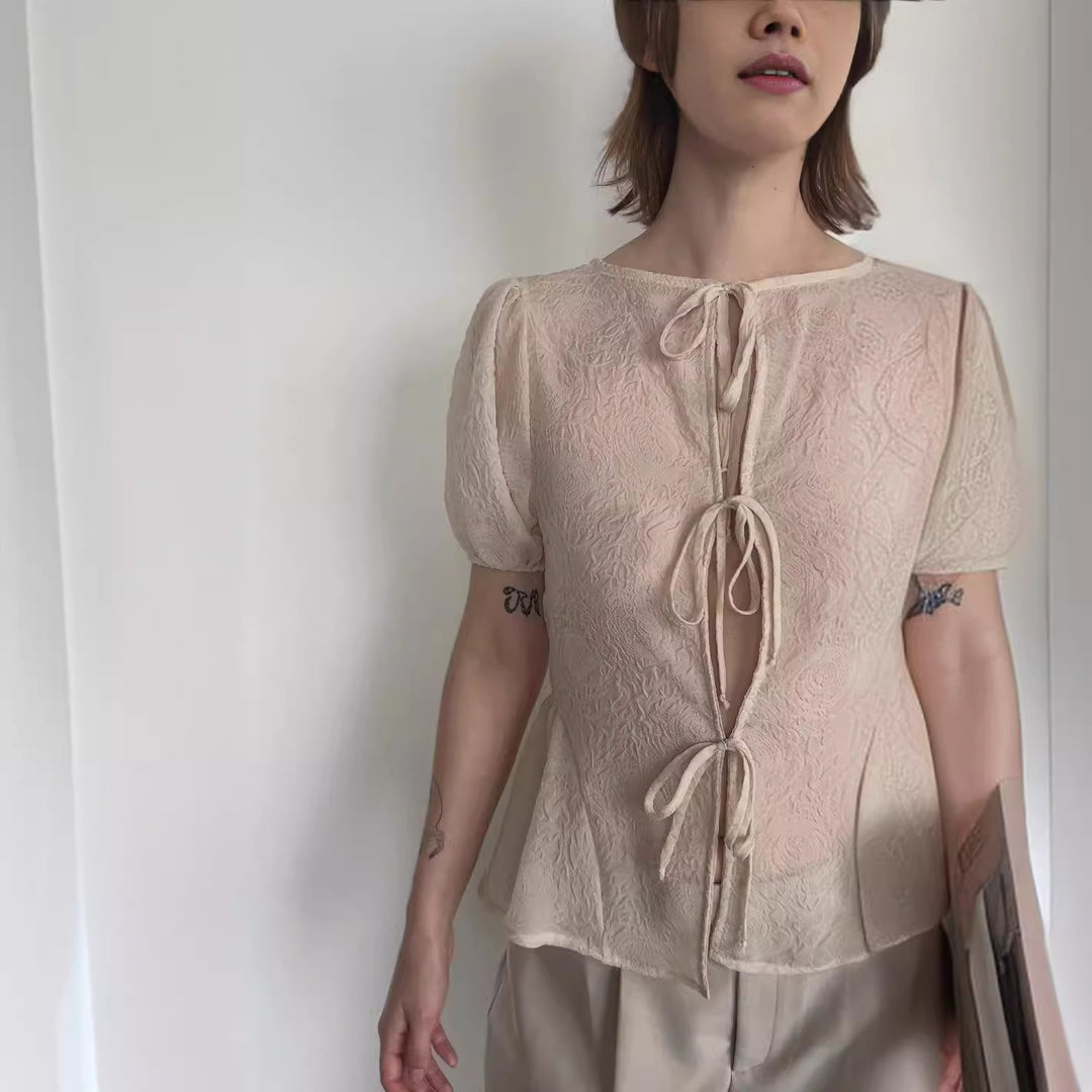Damebluse med dekorative snore detaljer og luftige ærmer Skovae