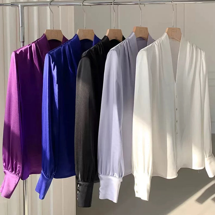 Dame elegant silke bluse med V-hals og fine knapdetaljer Stilla