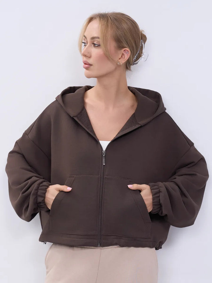 Kvindernes afslappede cropped hoodie med lynlås og brede ærmer Skovae