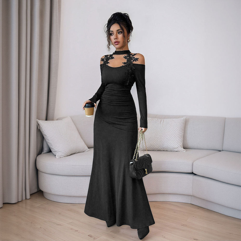 Kvinder tætsiddende aftenkjole med off-the-shoulder ærmedesign og blomsterdetaljer Stilla