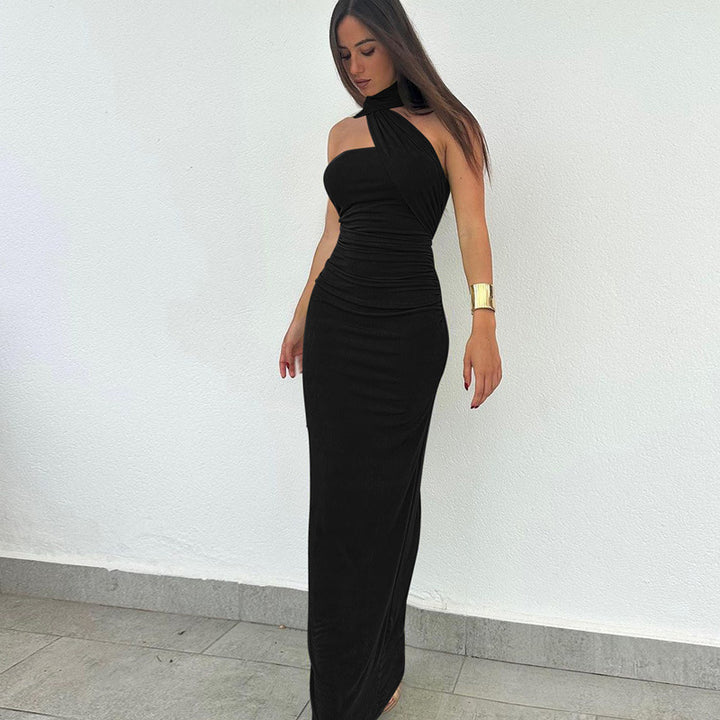 Dame Elegant aftenkjole med off-shoulder halterdesign og figurvenlig drapering Skovae