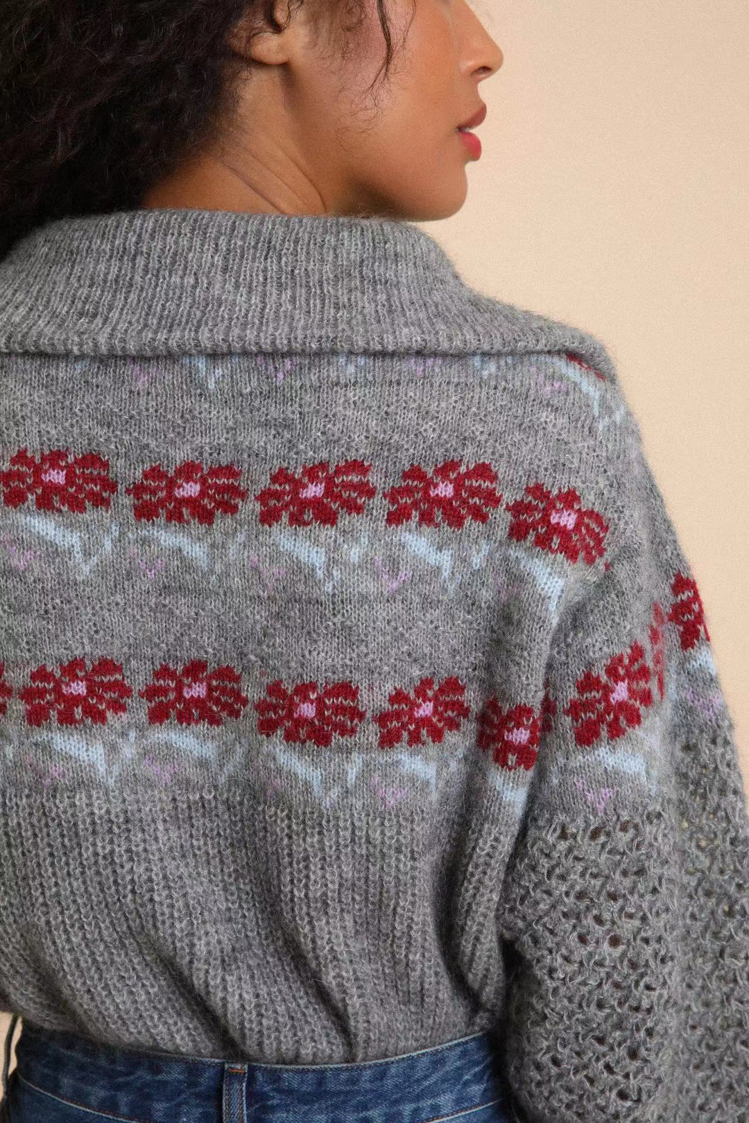 Dame strikpullover med moderne lynlås og floralt norsk design Stilla