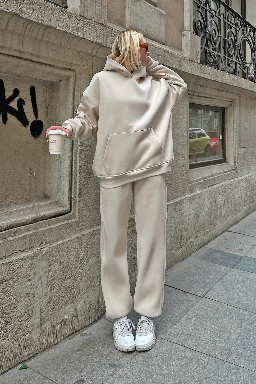 Kvindernes oversized hættetrøje og brede joggingbukser i afslappet look Skovae