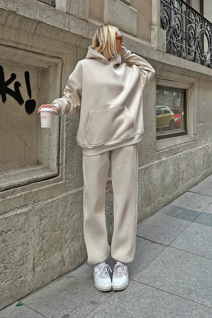 Kvindernes oversized hættetrøje og brede joggingbukser i afslappet look Skovae