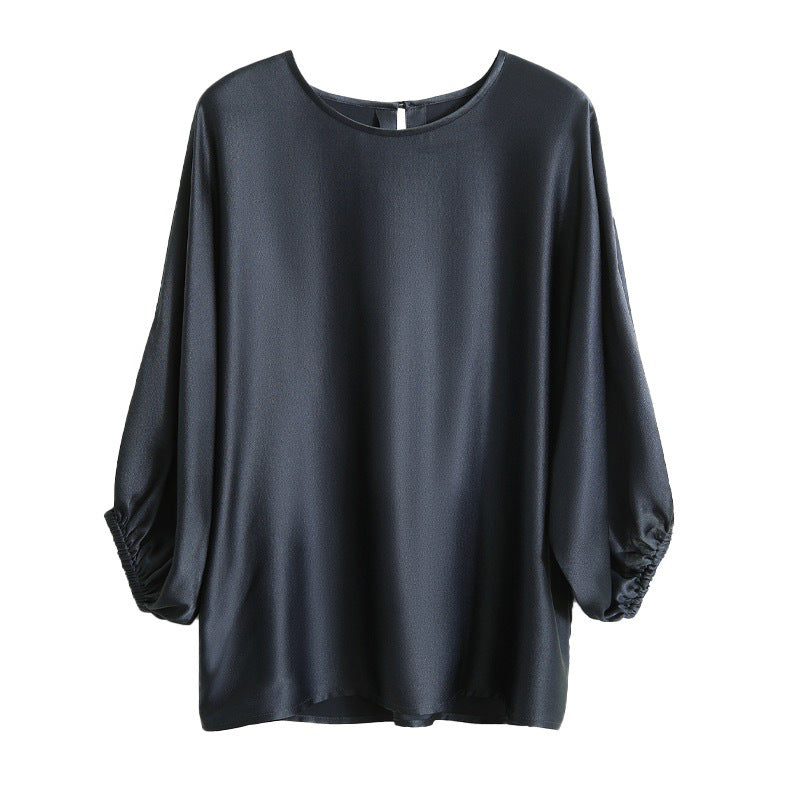 Dame elegant faldende bluse med bredt skårede ærmer og diskret glans Stilla