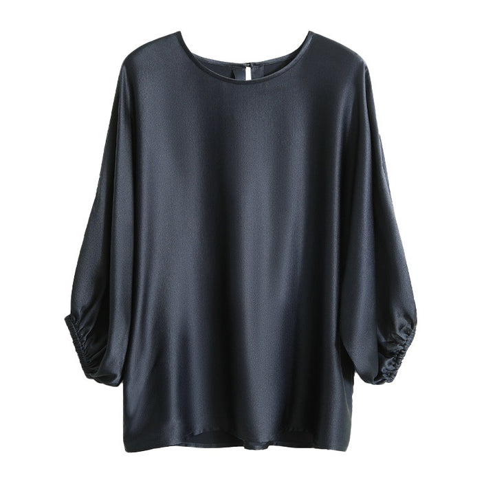 Dame elegant faldende bluse med bredt skårede ærmer og diskret glans Stilla