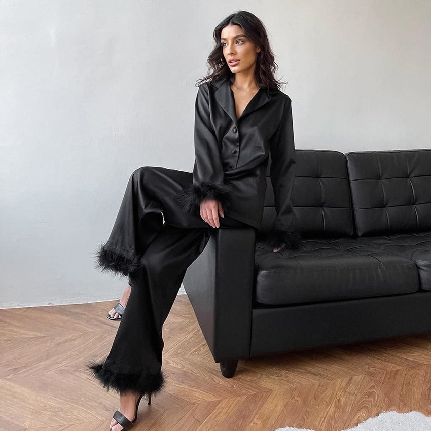 Dame Elegant Satin-Pyjamasæt med luksuriøse kunstpelsdetaljer Stilla