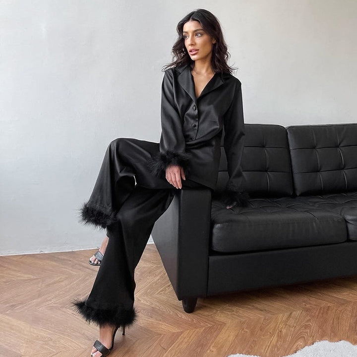 Dame Elegant Satin-Pyjamasæt med luksuriøse kunstpelsdetaljer Stilla