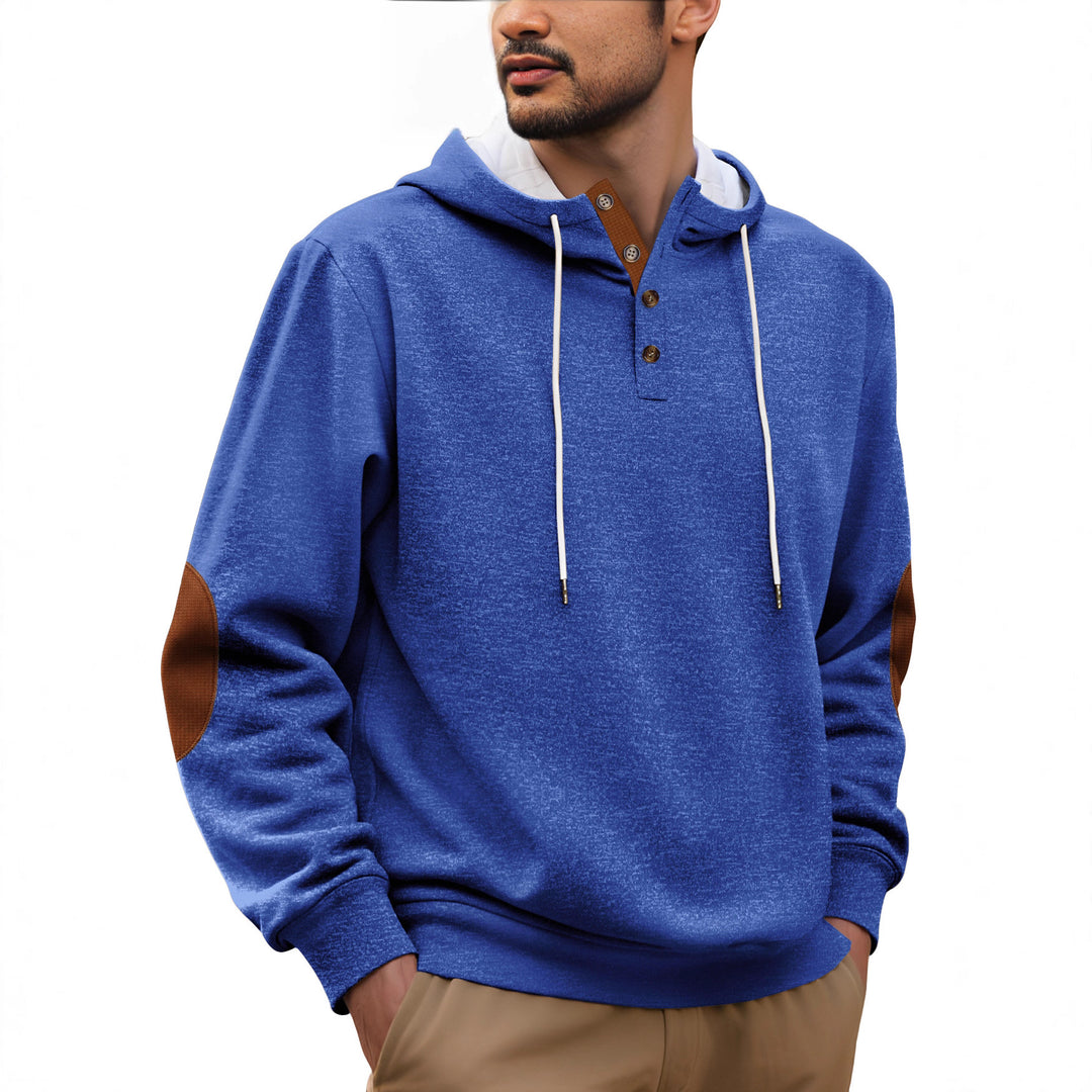 Herren nan Hættetrøje i puristisk fritidsstil med Henley-knaplukning, kontrastfarvet inderside af hætten og albueapplikationer Skovae
