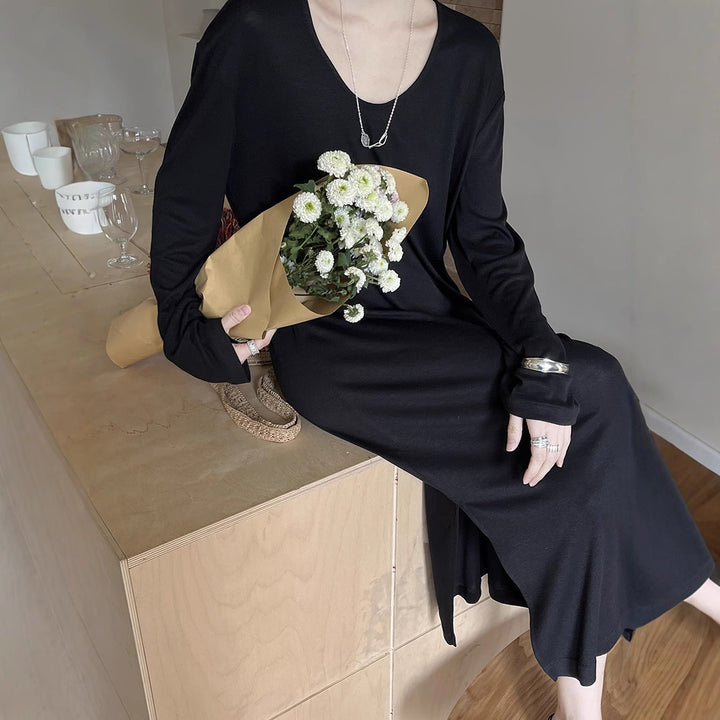 Dame langærmet kjole med elegant V-udskæring og sidelæg Stilla