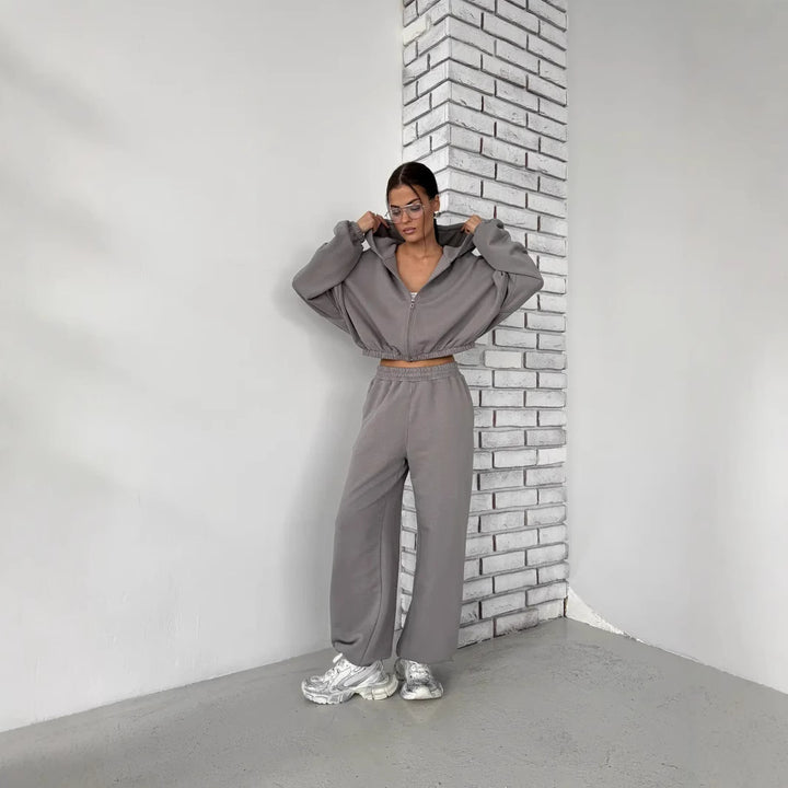 Kvindernes sporty loungewear sæt med brede bukser og hoodie Skovae