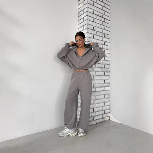 Kvindernes sporty loungewear sæt med brede bukser og hoodie Skovae