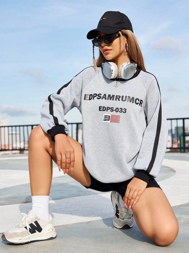 Kvinders afslappede sweatshirt med grafisk print og kontrasterende ærmer Stilla