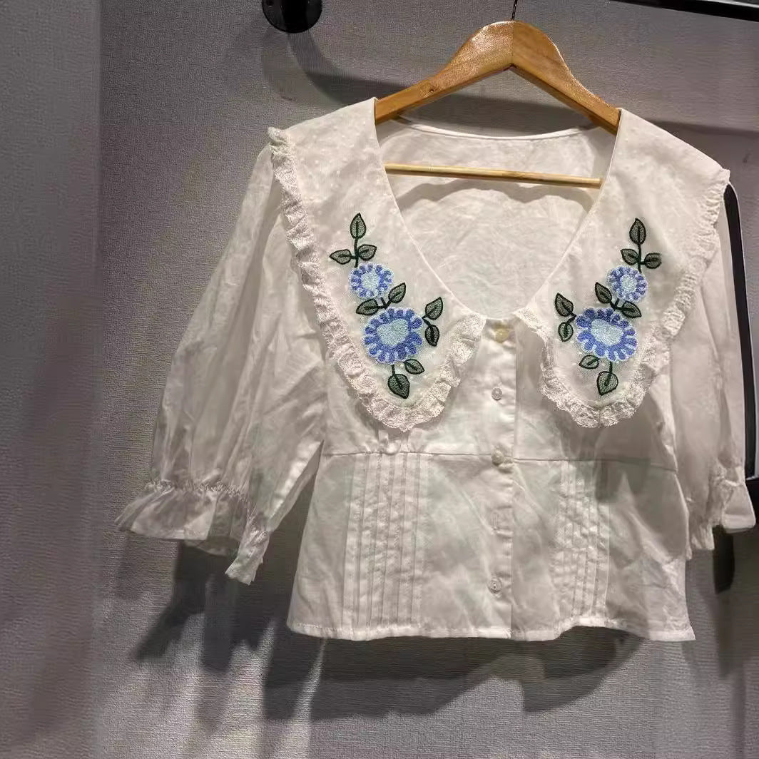Damebluse med detaljeret blomsterkravebehandling og slidsede ærmer Stilla