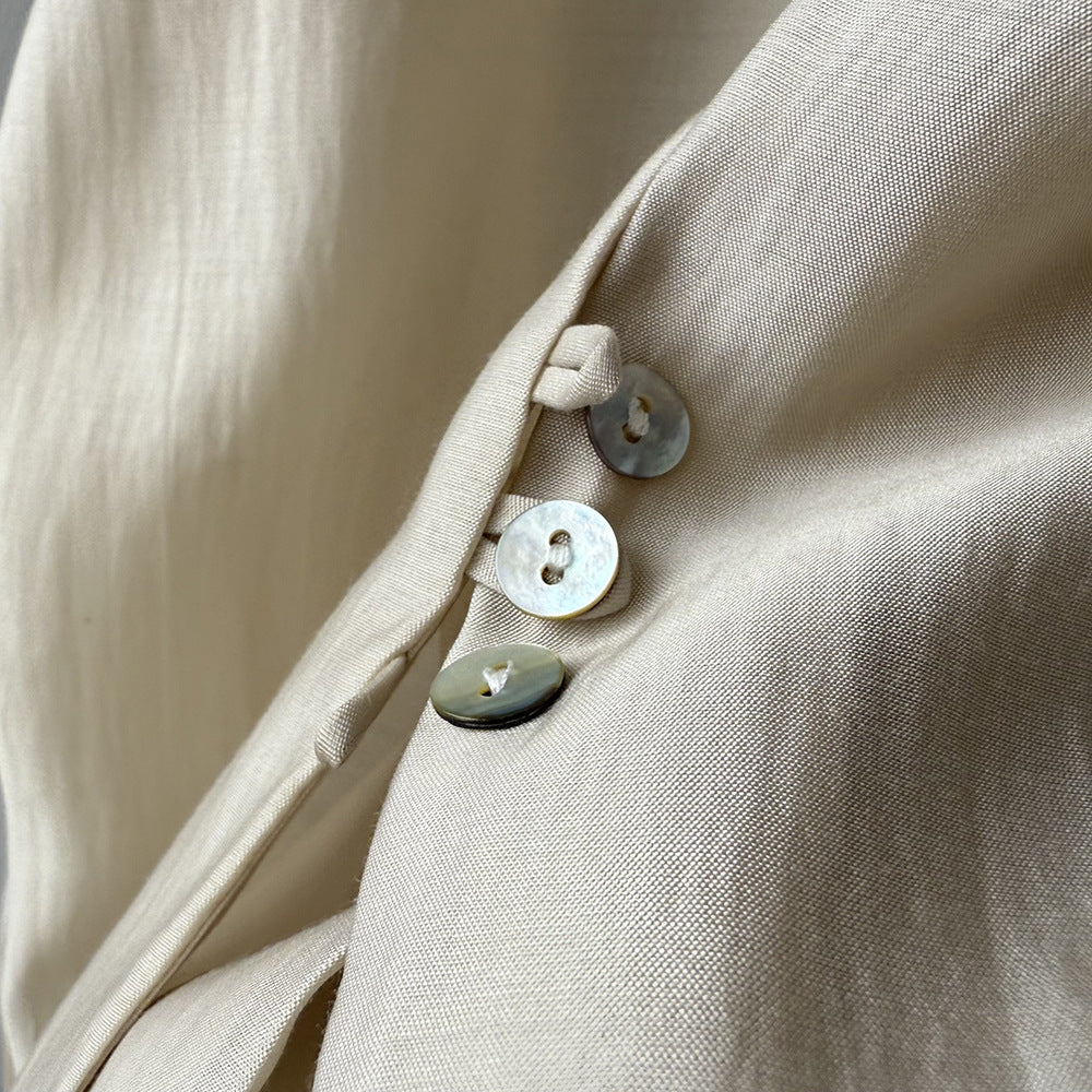 Dame luftig bluse med elegant knappeliste og fin ribstruktur Stilla