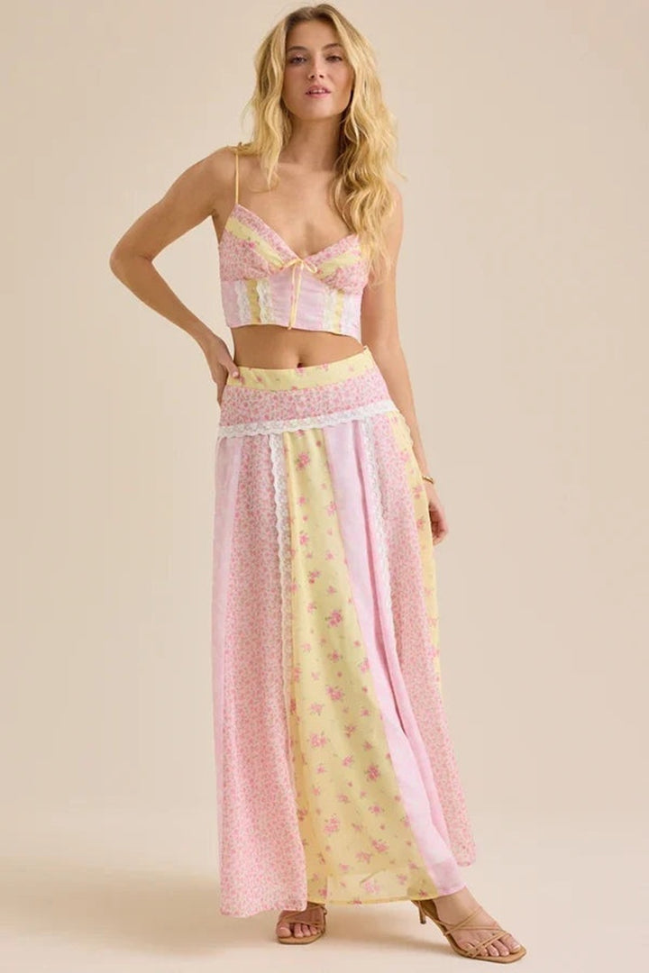 Dame nan romantisk Crop-Top med spaghetti stropper og lagdelt patchwork maxiskørt Skovae