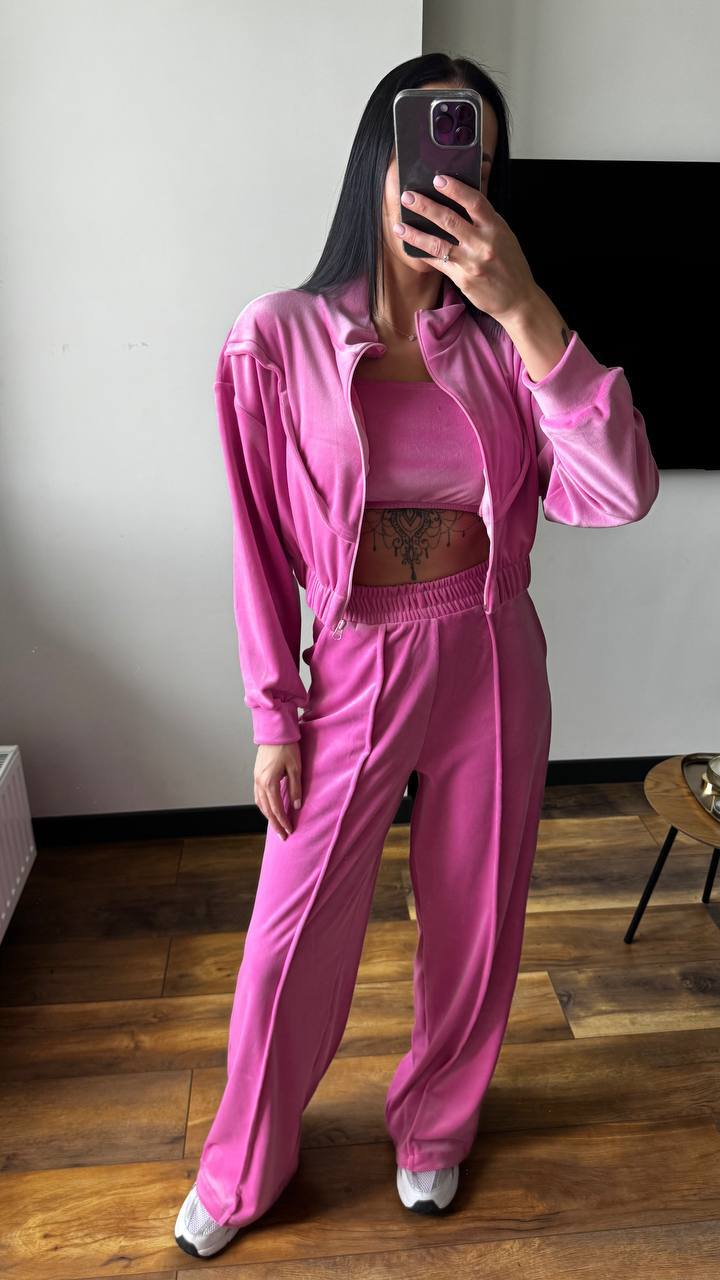 Kvinders loungewear sæt lavet af luksuriøs velour med cropped jakke og brede bukser