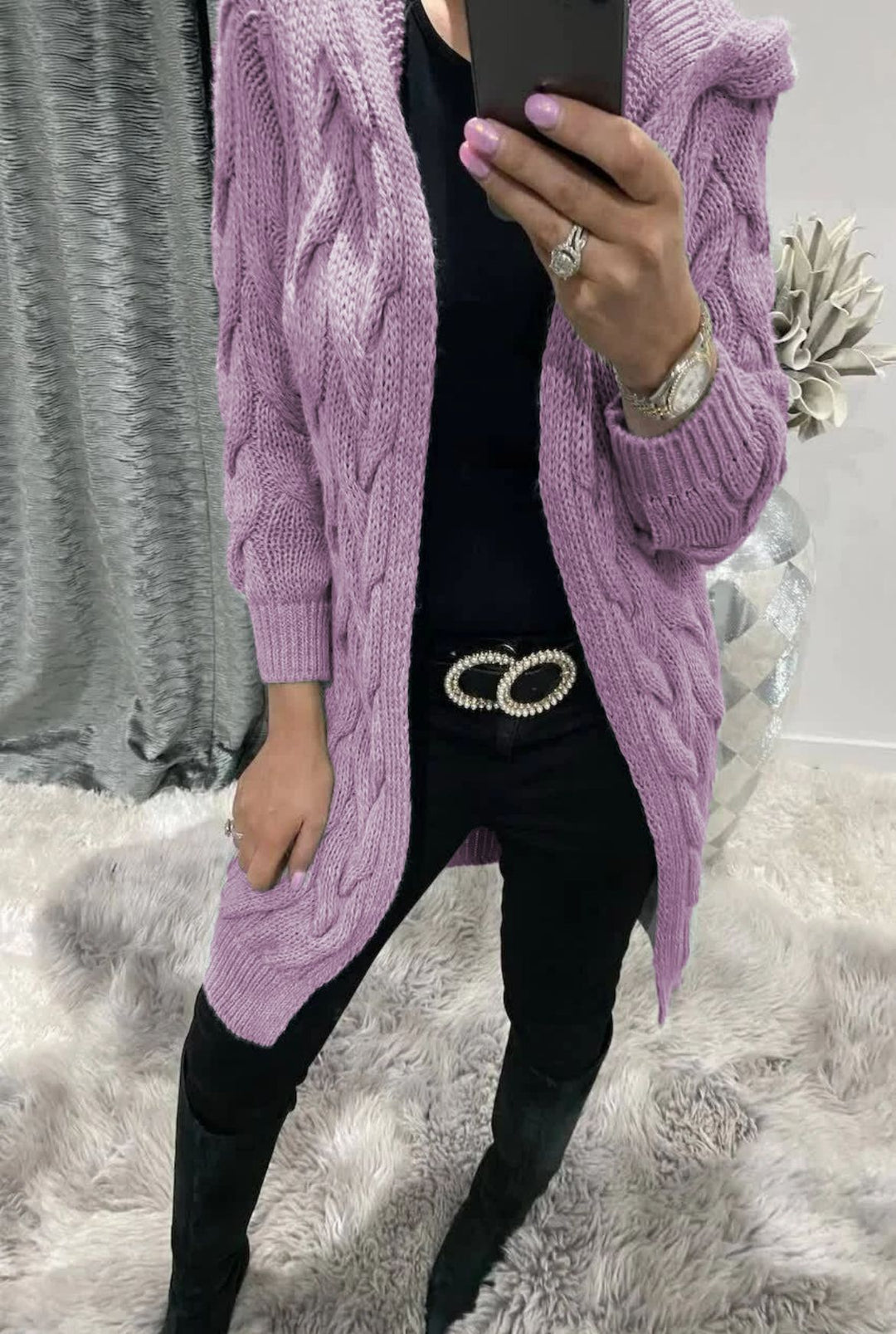 Kvindernes chunky strikket cardigan med nostalgisk cablestruktur og praktiske lommer Stilla