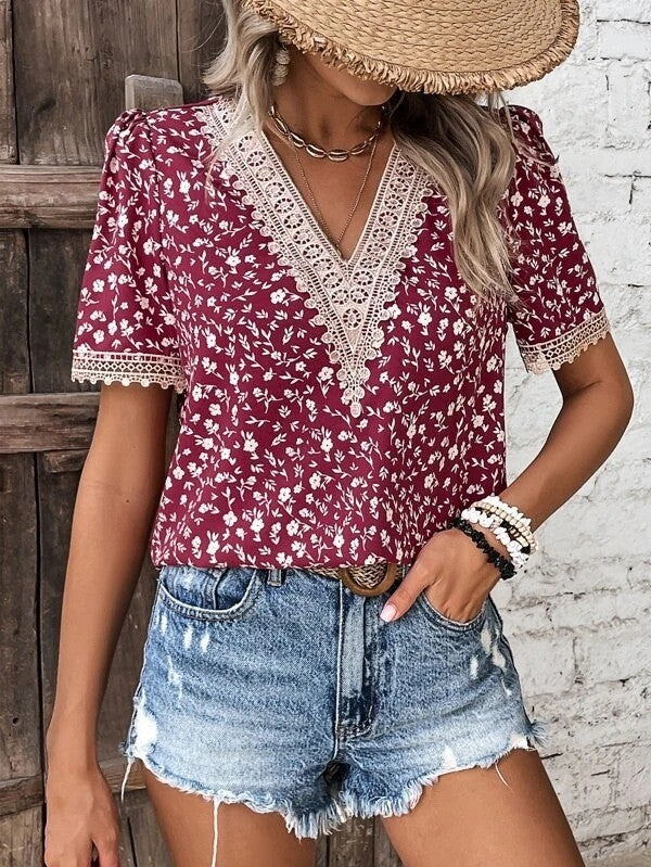 Damebluse med blomstrende blondebesætning Stilla