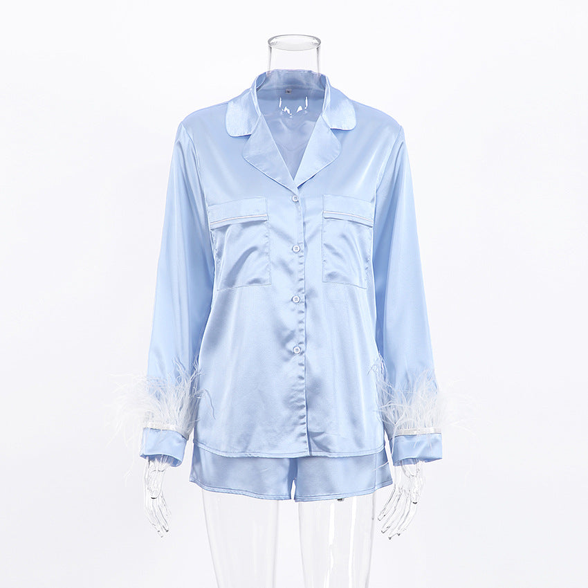 Dame Satin Pyjama-Sæt med fine fjerdetaljer og elegant snit Stilla