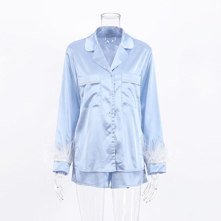 Dame Satin Pyjama-Sæt med fine fjerdetaljer og elegant snit Stilla