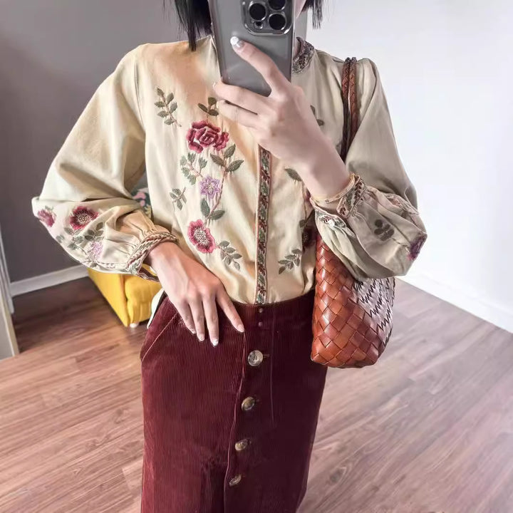 Damebluse med håndlavet blomsterbroderi og elegant pyntesøm Stilla