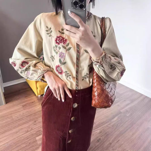 Damebluse med håndlavet blomsterbroderi og elegant pyntesøm Stilla