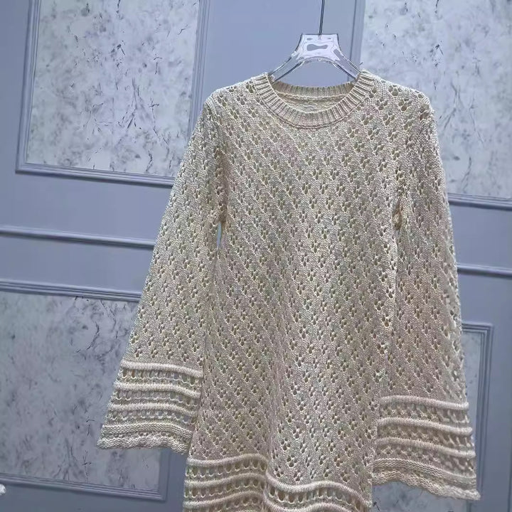 Dame strikkjole med raffinerede hulmønstre og elegante volangdetaljer Stilla