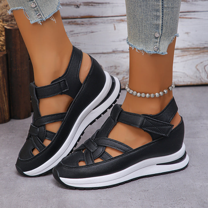 Dame nan sporty plateau-sandalette med flettet remdesign, justerbar velcro lukning og polstret komfortsål Skovae