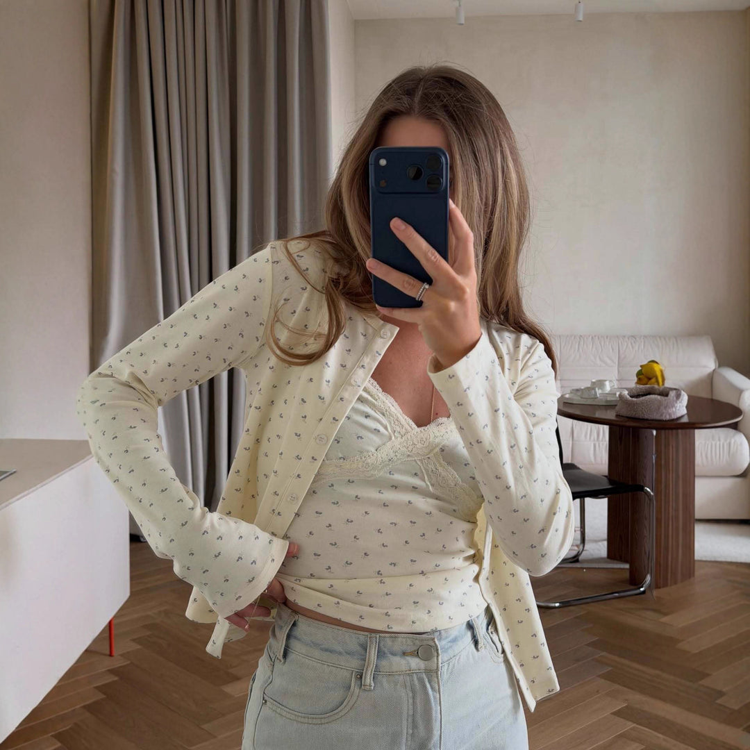 Kvinders afslappede bluse med blomsterdetaljer Stilla