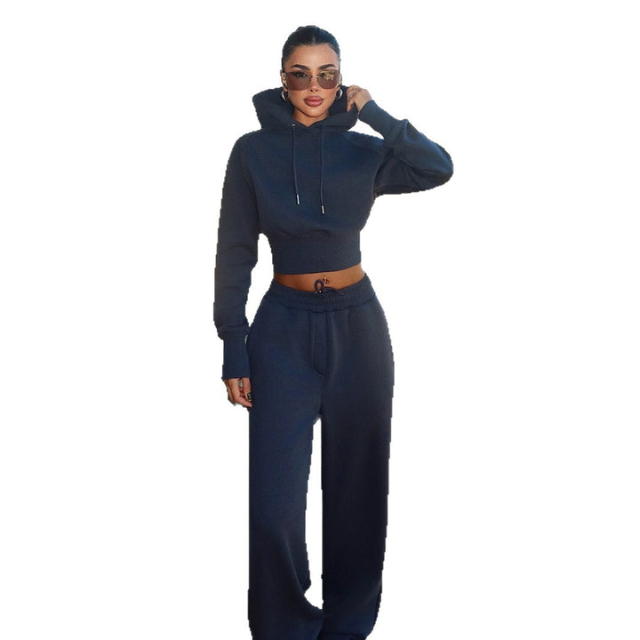 Dame cropped hoodie og løse joggebukser i afslappet design Skovae