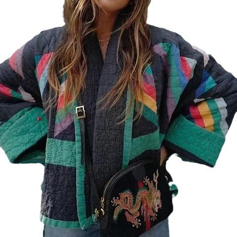 Dame quiltet kimono-jakke med farverigt patchwork-design og moderne accenter Stilla