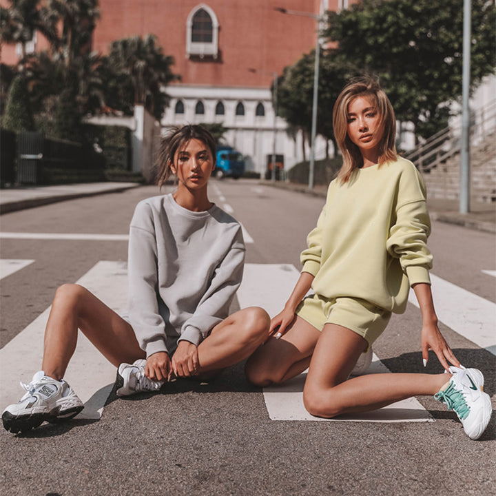 Sæt med afslappet sweatshirt og shorts til kvinder lavet af blødt sweatshirtstof med høj bæreværdi Skovae