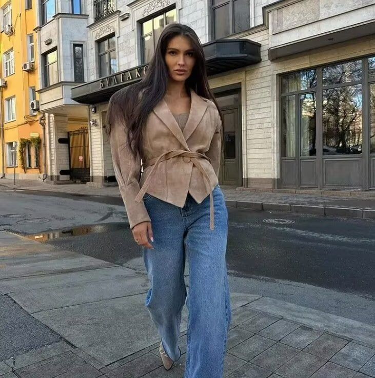 Kvinder Mode Suede Jakke med Bælte og Elegante Skulder Detaljer Stilla