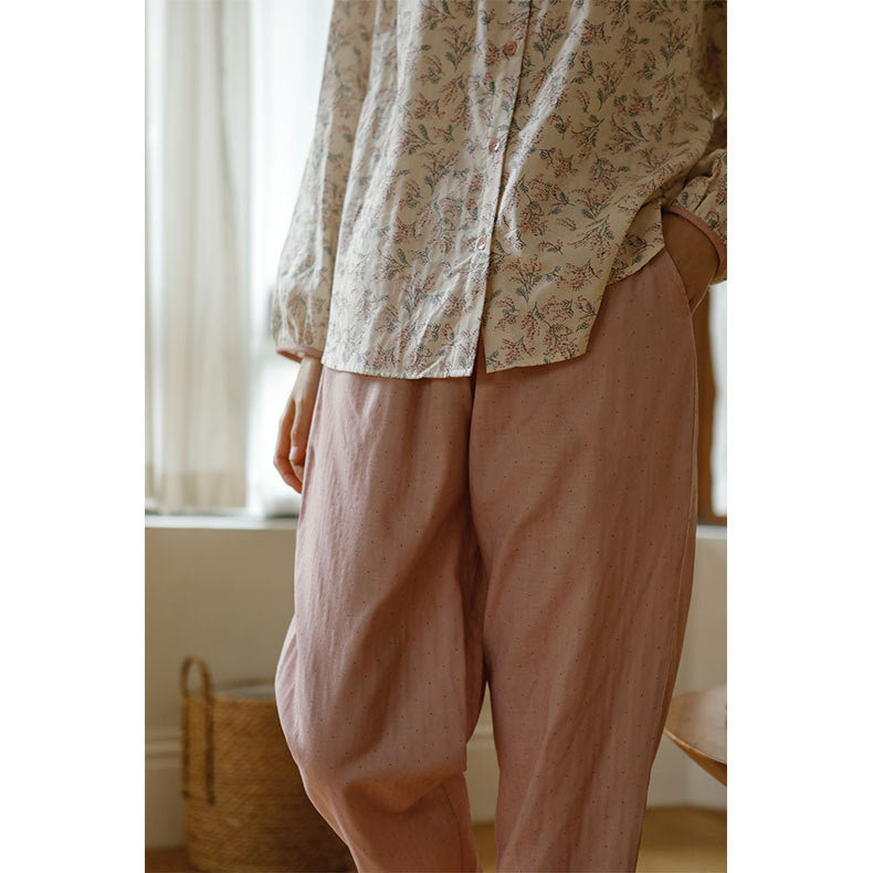 Dame natbluse med delikat blomsterdesign og knapbar front Stilla