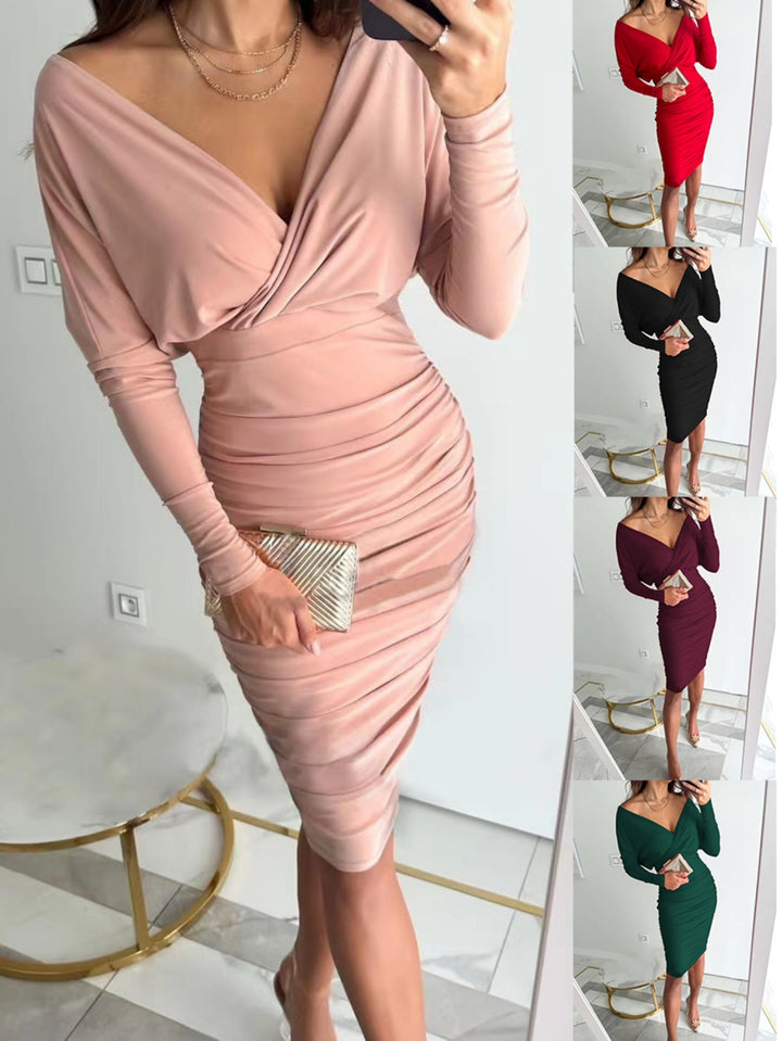 Dame figurtilpasset kjole med drapering og elegant V-udskæring Stilla