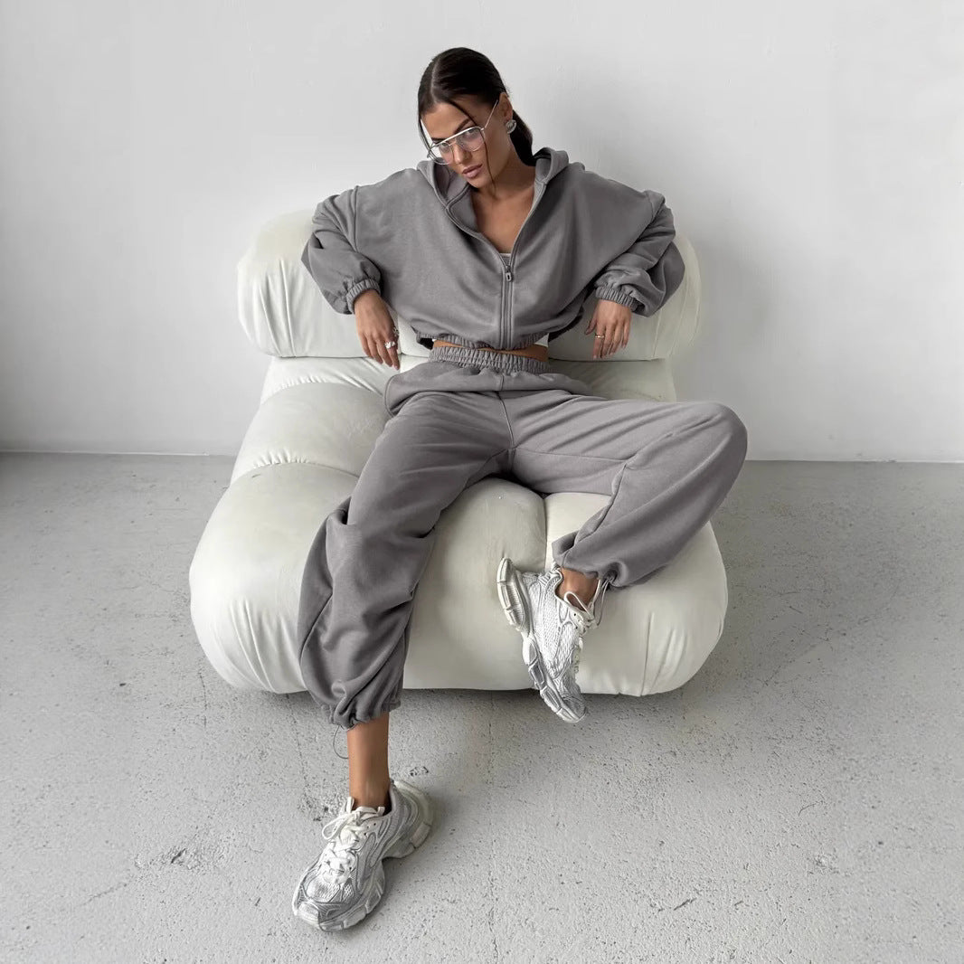 Kvindernes sporty loungewear sæt med brede bukser og hoodie Skovae