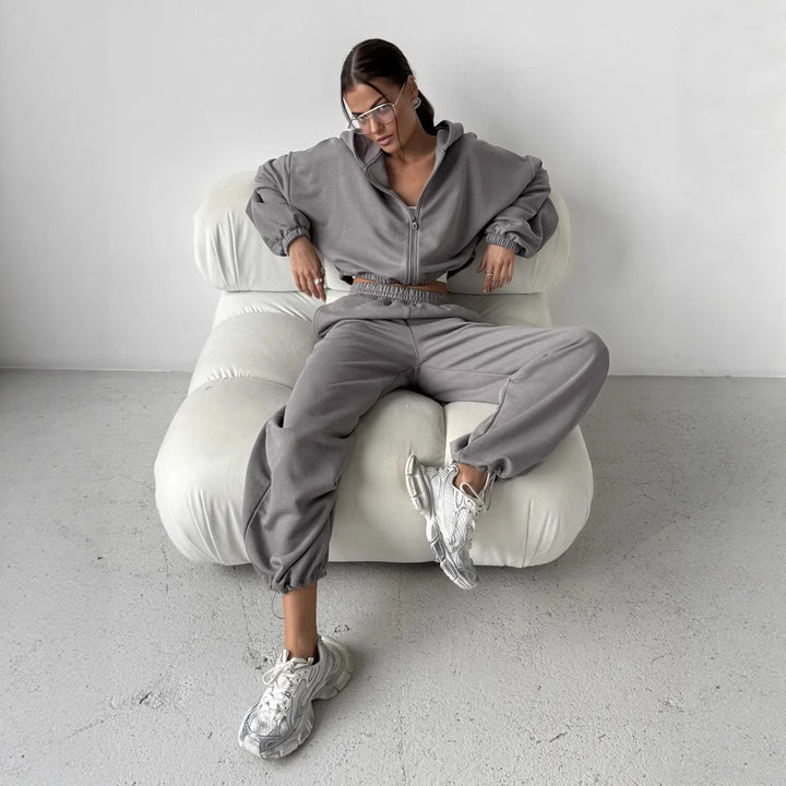 Kvindernes sporty loungewear sæt med brede bukser og hoodie Skovae
