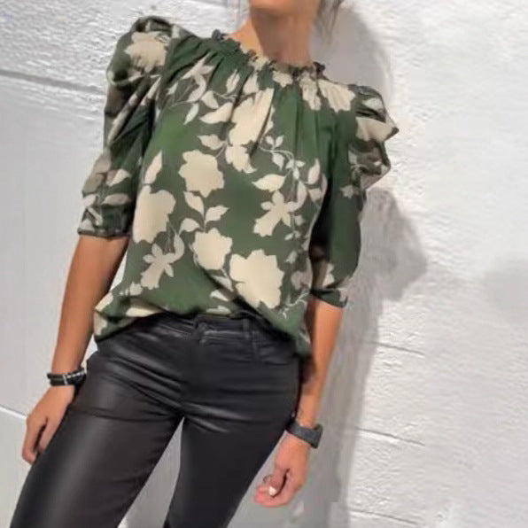 Dame med vidde skudbluse med smockede ruffleskrave og ellebåndlange puffærmer Skovae