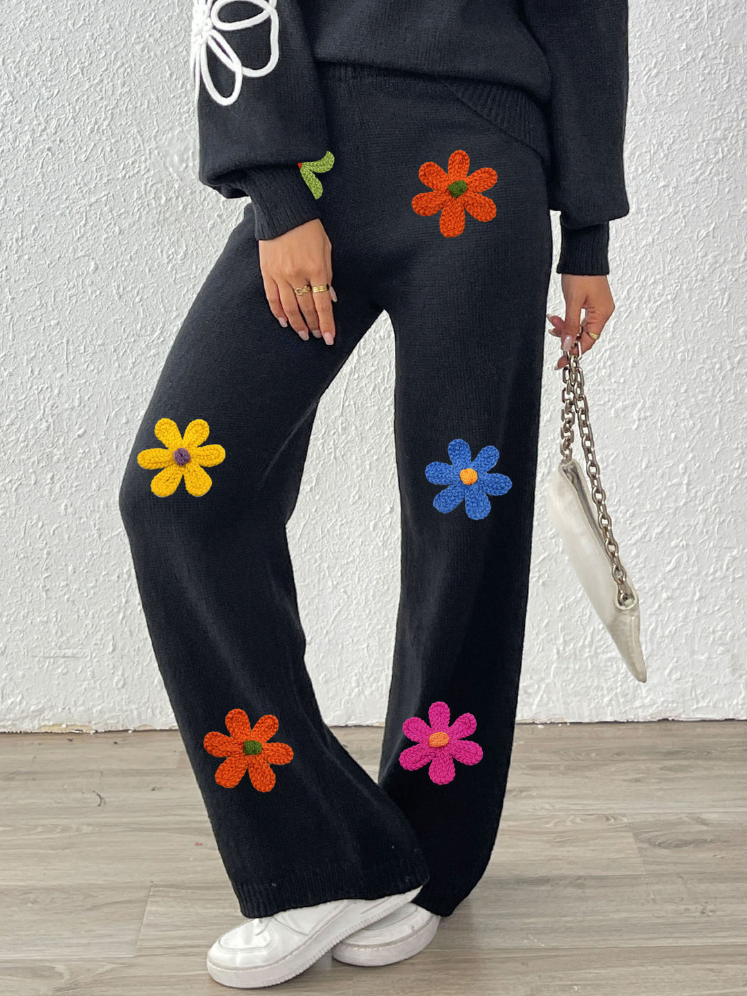 Dame afslappet strikbuks med farverige blomsterapplikationer Skovae