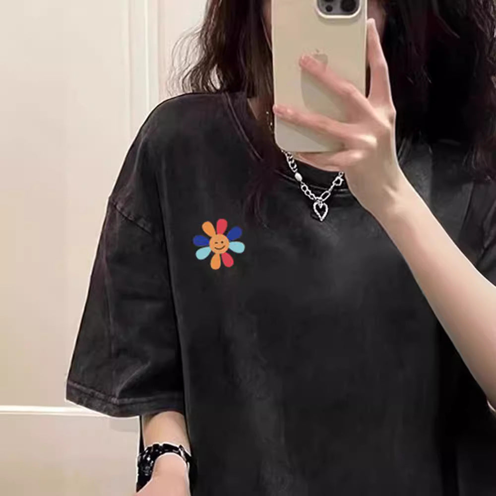 Dame T-shirt med kreativt blomster- og smiley-design Stilla