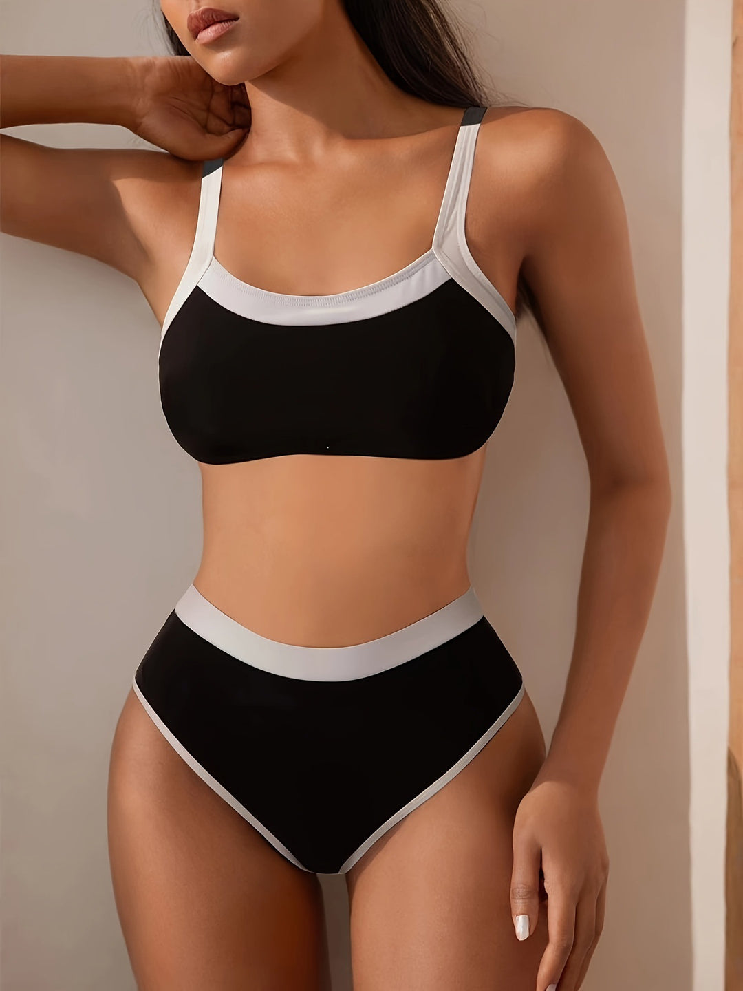Dame Højskåret Bikini-sæt med sportiv Crop-top og kontrasterende accenter Stilla