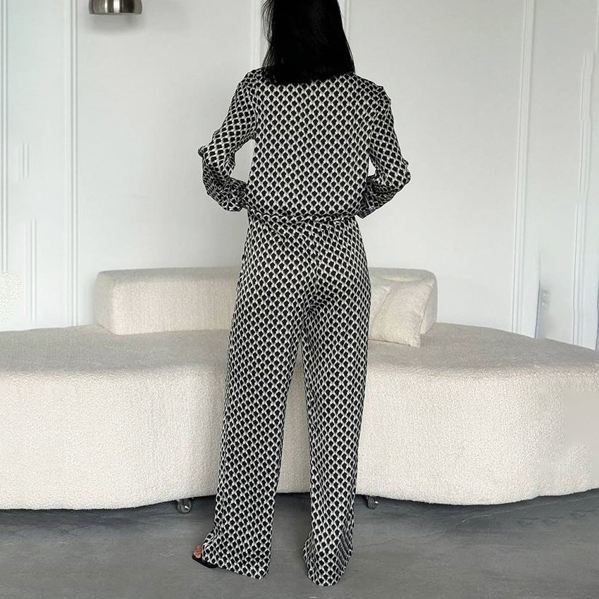 Dame elegant pyjamasæt med moderne geometrisk mønster og komfortable detaljer Stilla
