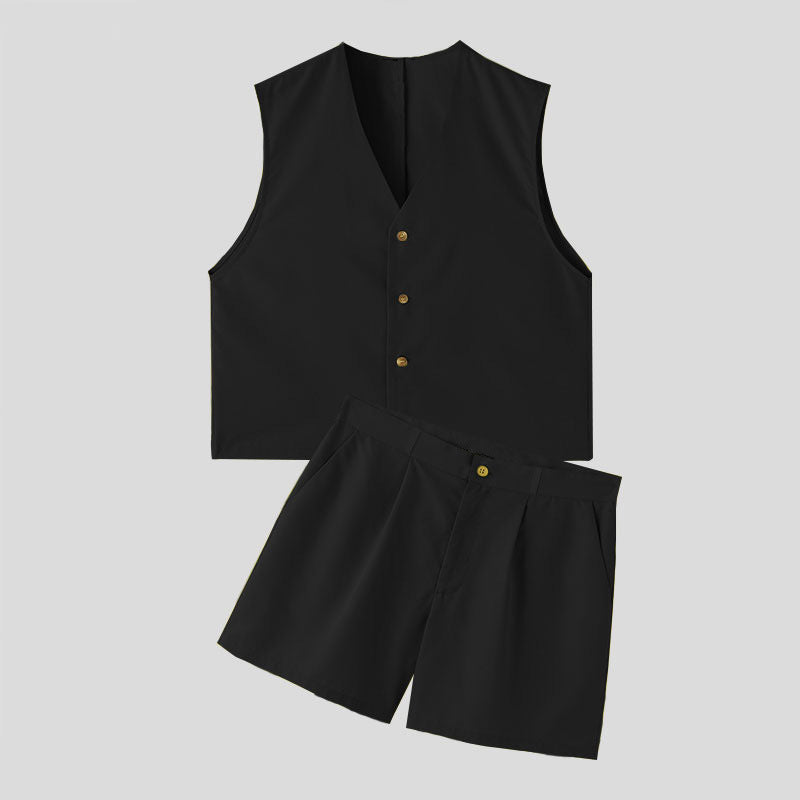 Dame i et elegant skræddersyet sæt med figursyet vest og højtaljede shorts Skovae